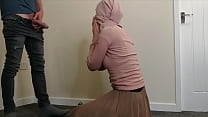 Wunderschönes arabisches muslimisches Luder im Hijab wird beim Beten von der besten Freundin ihres Mannes gefickt