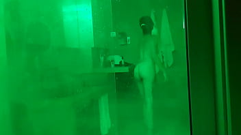 Esposa puta se ducha antes de ir a follar con su amigo