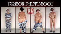 Фотосъемка в тюрьме. Задержанная дама является узницей тюрьмы. Ее заставляют раздеваться на камеру. Косплей. Полное видео