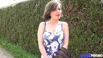 19-летнюю Елену трахают в анал в саду ее родителей
