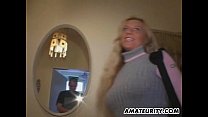 Горячая блондинка с большими сиськами занимается сексом в любительском видео