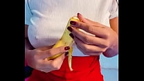 Nouvelle secrétaire sans culotte jouant avec la banane a beaucoup apprécié