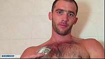 Vidéo complète: Un mec sexy se fait branler malgré lui par un mec!