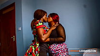 Lesbiche nigeriane hanno una relazione segreta e sexy che fa battere le mani nella figa