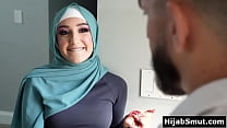 Junges muslimisches Mädchen, das von ihrem Fußballtrainer trainiert wurde