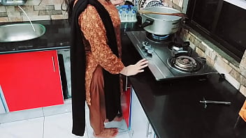 Dona de casa Desi fodida grosseiramente na cozinha enquanto ela está cozinhando com áudio hindi