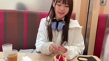 https://bit.ly/3JDslcX Симпатичная японская тинка с короткой стрижкой впервые переживает от первого лица. Парень постарше учит ее, как делать минет, а затем трахает без презерватива в киску. 18-летняя японка с кримпаем в любительском видео.