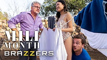 Horny Sexy (Lulu Chu) trova ciò di cui ha disperatamente bisogno in Big Dick (Kyle Mason's) - Brazzers