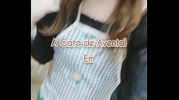 A Gata de Avental - housewife opening her ass in the kitchen