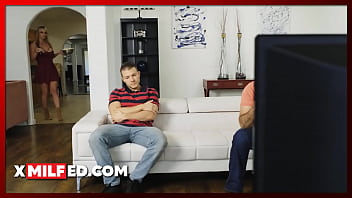Мачеха (Рэйчел Кавалли) и пасынок издеваются над мужем во время просмотра телевизора
