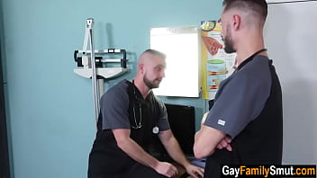 Les demi-frères du docteur apprécient le sexe anal gay bareback | porno gay tabou