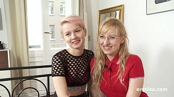 La bionda Vicky regala a Natalia la sua prima esperienza di bondage lesbico