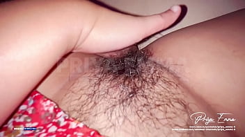 Arabisch Indiaas collegemeisje masturberen vingerend haar harige kut terwijl ze alleen thuis is