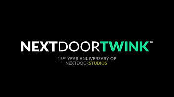 NextDoorTwink - Hot Twink Groupsex avec un professeur d'université sexy