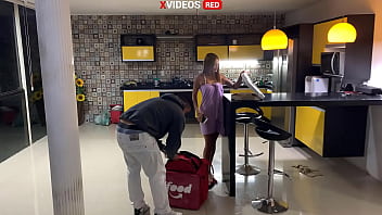NOVINHA RECEIVED TOWEL PIZZA DELIVERY (full video xvideos red)