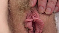 Зрелая мамаша мастурбирует волосатую киску. Она ласкает клитор и мокрую вагину до приятного оргазма. Домашний фетиш и большая пухлая пизда крупным планом.