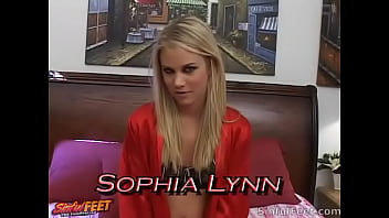 Sophia Lynn пробурили киску в порванных колготках
