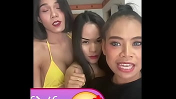 HelloLadyBoy Due ragazze ladyboy tailandesi con grandi tette scopano nella stanza d'albergo filmate sul telefono