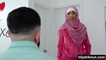 Une vierge musulmane en hijab reçoit une leçon de sexe