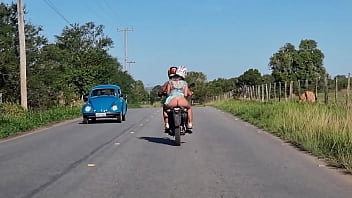 Koca götlü kız motosikletle hava atıyor.