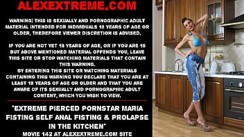 La pornostar con piercing estremo Maria Fisting si fa fisting anale e prolasso in cucina