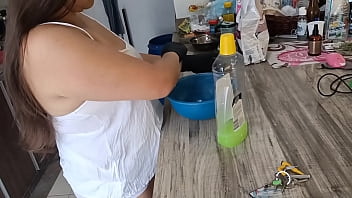 Latina Schwägerin kolumbianische Schlampe mit riesigem Cameltoe verführt ihre Liebhaber bei der Hausarbeit Sie liebt Schwänze und Milch FULLONRED