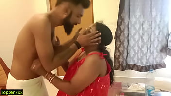 Индийскую горячую милфу-бхабхи трахает сосед! Секс с маленьким пенисом