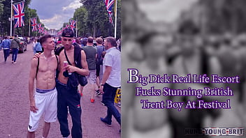 Твинк-эскортница с большим хуем трахает потрясающего 19-летнего британского мальчика Трента на фестивале