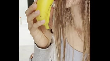 Je me suis baisé avec une banane jusqu'à l'orgasme et je l'ai mangé