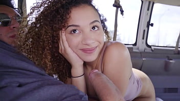Una giovane donna nera carina e adorabile succhia un grosso cazzo prima di farsi scopare duramente in un furgone