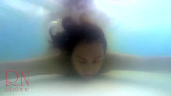 Retenir son souffle sous l'eau. Domination sexe . La nudiste Regina Noir nage, suce et baise dans la piscine.