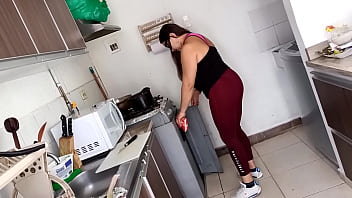 Cunhada gigante colombiana prostituta latina seduz parentes do marido enquanto faz tarefas domésticas