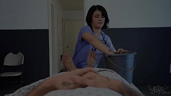 (Chris Damned) se siente mejor tan pronto como la enfermera (Daisy Taylor) comienza a montar su polla - Trans Angels