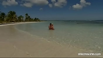 Kathy Anderson se vuelve loca en una playa tropical
