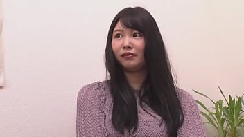 若い日本の美人は泡風呂とセックスのために男をバスルームに連れて行くのが好きです