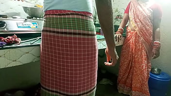 Die Herrin hat den Diener des Kochs dazu gebracht, ihre Muschi in der Küche zu ficken! in klarer Hindi-Stimme