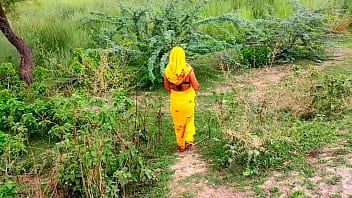Индийский секс на улице в желтом сари, деревенский секс в джунглях