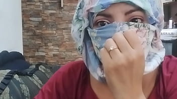 Echte arabische Mutter mit riesigen Titten masturbiert cremige saftige Muschi zum Orgasmus, während Ehemann in einem anderen Raum vor der Kamera ist