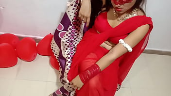 Новобрачная индийская жена в красном сари празднует День святого Валентина со своим мужем дези - Full Hindi Best XXX