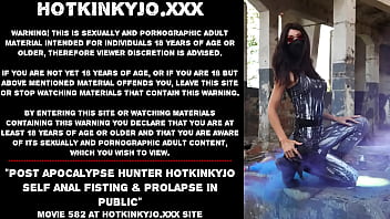 Il cacciatore di post apocalisse Hotkinkyjo si fa fisting anale e prolasso in pubblico