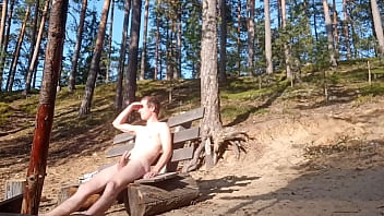 Sexo modelo mars6mars masturbarse en silla cerca de la orilla del lago