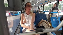 女の子は裸の胸を持つ公共バスに乗る