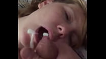 CIM-ALARM !! Das britische Mädchen Alison wird gefüttert und schluckt dickes, cremiges Sperma