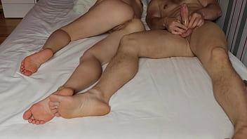 Сводный сын застукал свою мачеху голой в постели и трахнул ее до множественных оргазмов.