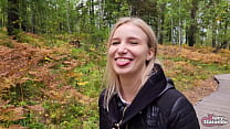 Spacerując z moją przyrodnią siostrą po parku leśnym. Sex blog, live video. - POV