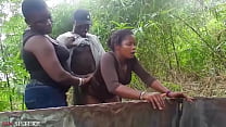 Two Sin StepSisterz hat den unbekannten Hausa-Mann beim Ficken erwischt, der ein Fremder in der Gemeinde ist