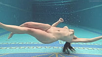 húngaro nu Sazan Cheharda nadando provocando