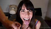 Youtuber recibe un facial sorpresa mientras da un tutorial de Ahegao (facial Vera King Freeuse)