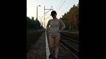 desnudo en la estación de tren
