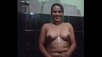 Ciça de Goiás declaring all her love in the bath!